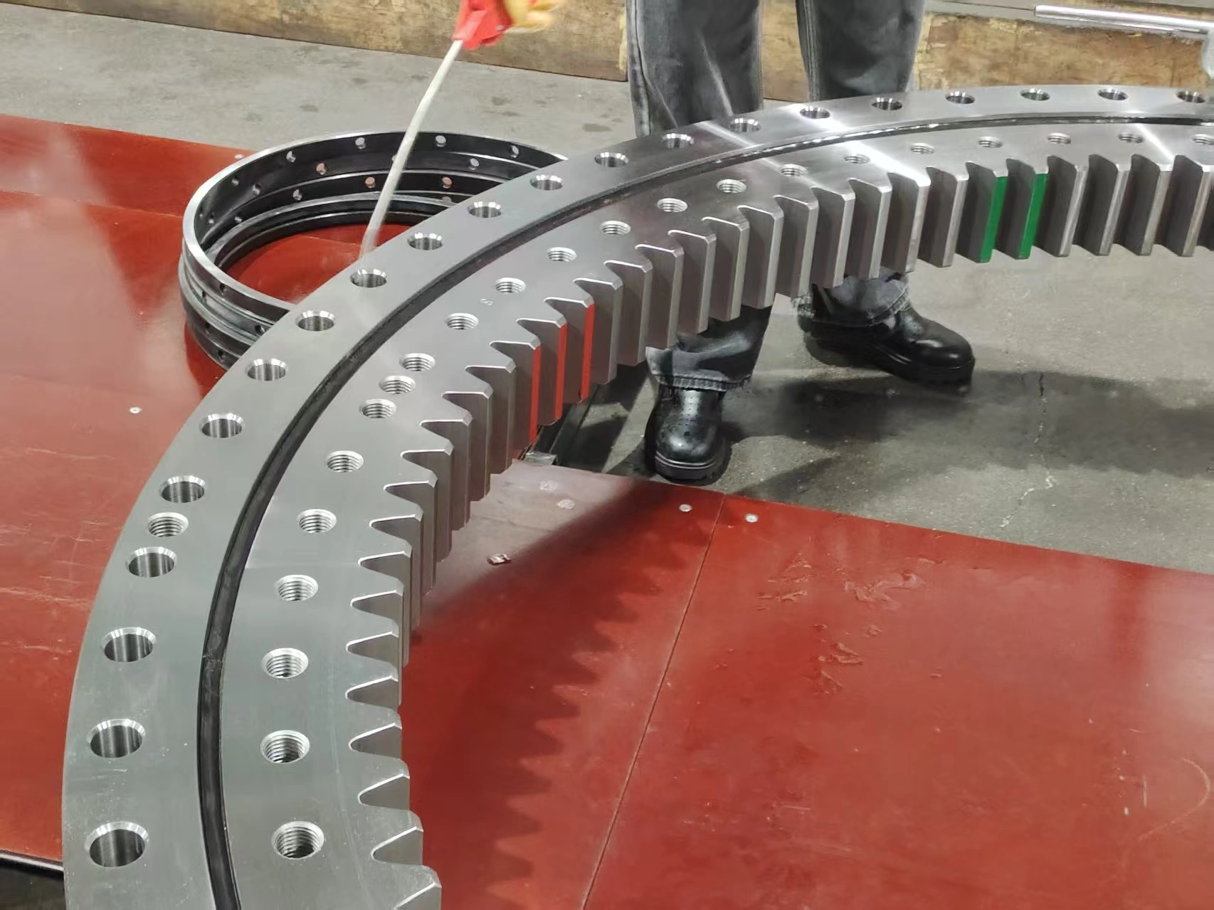 Large-Size Slewing Bearings Large-Size Slewing Bearings