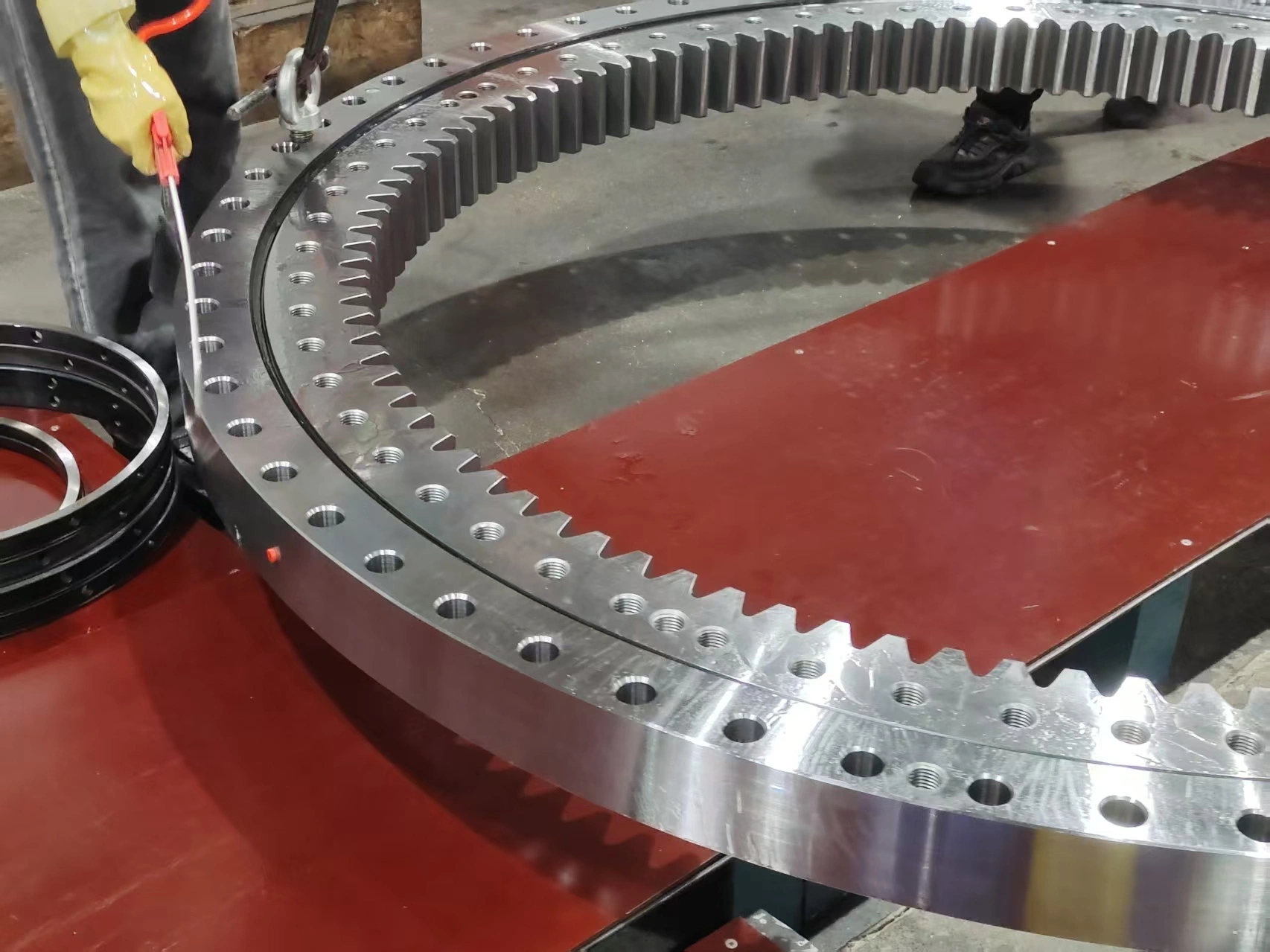 Large-Size Slewing Bearings Large-Size Slewing Bearings