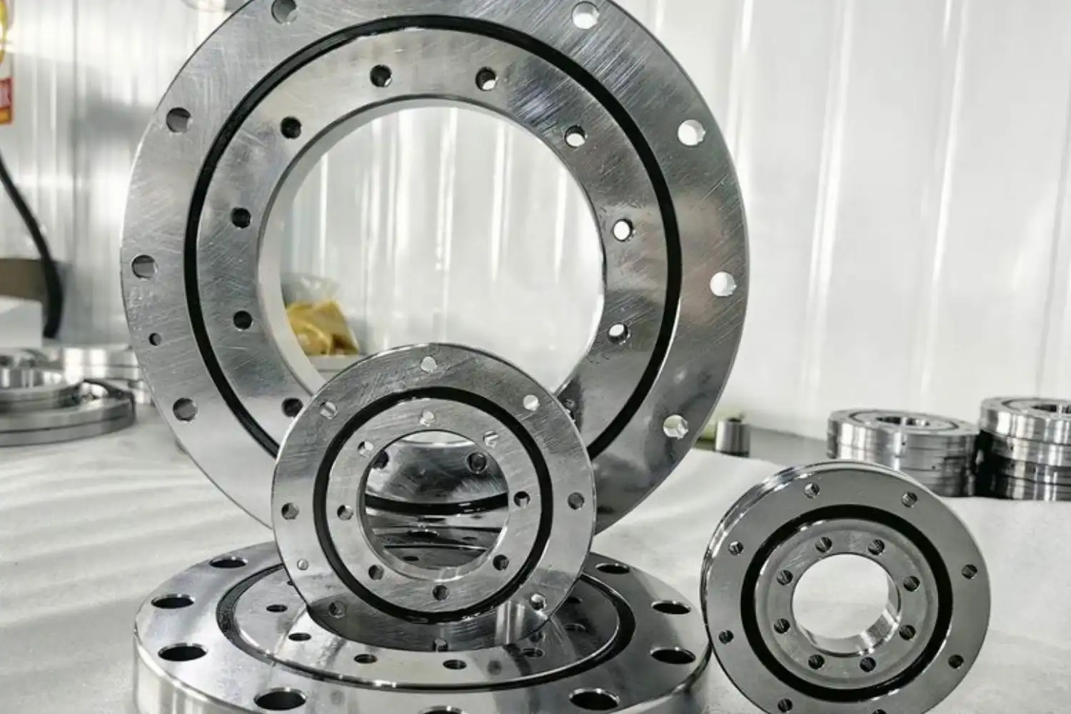 Can Ru Cross Roller Bearings Support High Overturning Moments?