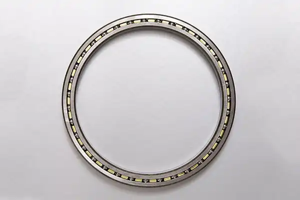 Hvor lenge varer tynne firepunkts kontaktkulelager?