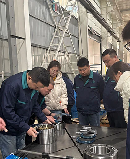 CHG Bearings: Marketing Team Delves into the Workshop to learn bearing inspection !